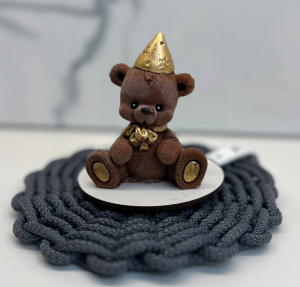 Фигурка из шоколадной глазури МЕДВЕЖОНОК В КОЛПАЧКЕ коричневый