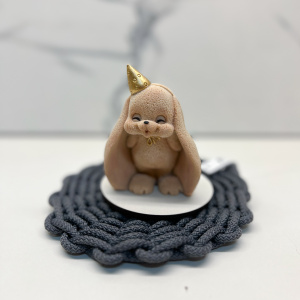 Фигурка из шоколадной глазури ЗАЙЧИК В КОЛПАЧКЕ ЗАДУВАЕТ СВЕЧКУ бежевый