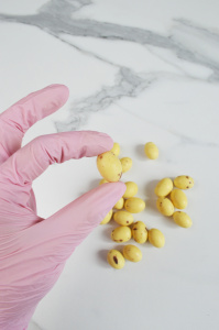 Драже ЯЙЦА с хрустящей начинкой ЖЕЛТЫЕ в крапинку 50 грамм