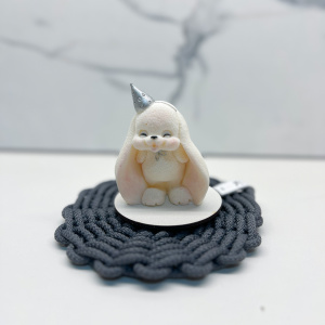 Фигурка из шоколадной глазури ЗАЙЧИК В КОЛПАЧКЕ ЗАДУВАЕТ СВЕЧКУ белый