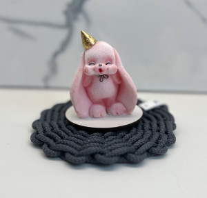 Фигурка из шоколадной глазури ЗАЙЧИК В КОЛПАЧКЕ ЗАДУВАЕТ СВЕЧКУ розовый