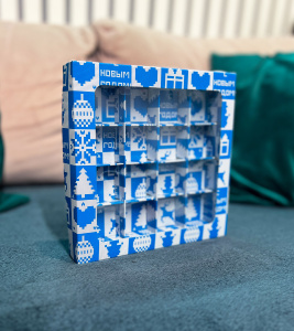 Коробка на 16 конфет с ОКНОМ 200х200х30мм С НОВЫМ ГОДОМ синяя-белая вязанка