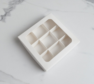 Коробка на 9 конфет с ОКНОМ 135х135х30мм