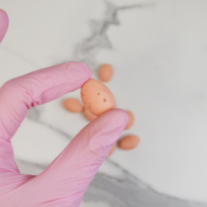 Драже ЯЙЦА с хрустящей начинкой ПУДРОВЫЕ в крапинку 25 грамм