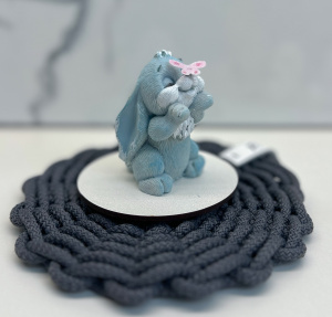 Фигурка из шоколадной глазури ЗАЙЧИК С БАБОЧКОЙ голубой