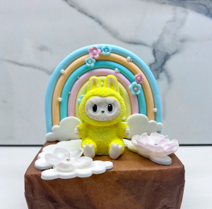 Фигурка из мастики ЛАБУБУ ЖЕЛТЫЙ (радуга и облака)