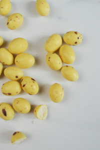 Драже ЯЙЦА с хрустящей начинкой ЖЕЛТЫЕ в крапинку 50 грамм