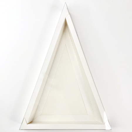 Коробка ТРЕУГОЛЬНАЯ для ёлочки и кондитерских изделий 240х160х35мм БЕЛАЯ