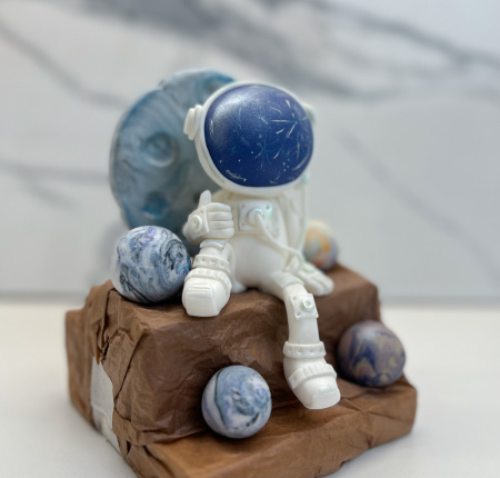 Фигурка из мастики КОСМОНАВТ