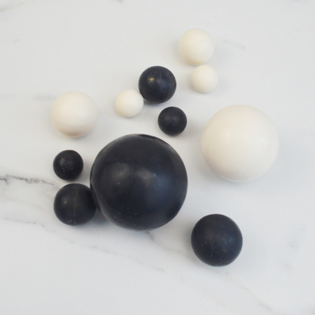 Шары шоколадные из глазури МИКС ЧЕРНЫЕ-БЕЛЫЕ Шары шоколадные из глазури МИКС ЧЕРНЫЕ-БЕЛЫЕ