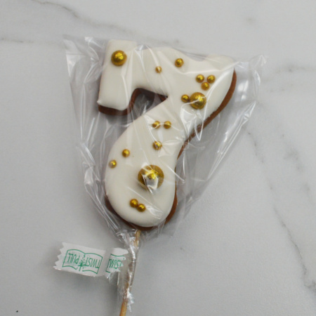 Пряник ЦИФРА "7" с посыпкой ЗОЛОТО 9см Пряник ЦИФРА "7" с посыпкой ЗОЛОТО 9см