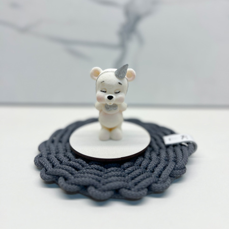 Фигурка из шоколадной глазури МИШКА ЗАДУВАЕТ СВЕЧКУ белый