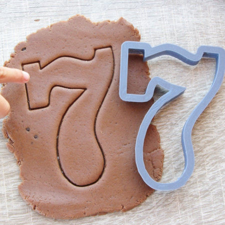 Вырубка цифра "7" высота 10см Вырубка цифра "7" высота 10см