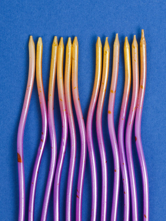 Свечи для торта коктейльные "Серпантин" градиент золотой-фиолетовый 12 штук Свечи для торта коктейльные "Серпантин" градиент золотой-фиолетовый 12 штук