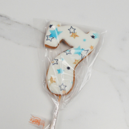 Пряник ЦИФРА "7" голубая со звездами 9см Пряник ЦИФРА "7" голубая со звездами 9см