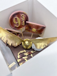 Фигурка из мастики ГАРРИ ПОТТЕР со СНИТЧЕМ (набор: сова, снитч, топперы)