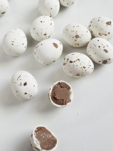 Украшение шоколадное ПЕРЕПЕЛИНОЕ ЯЙЦО белые 9 штук (75 грамм)